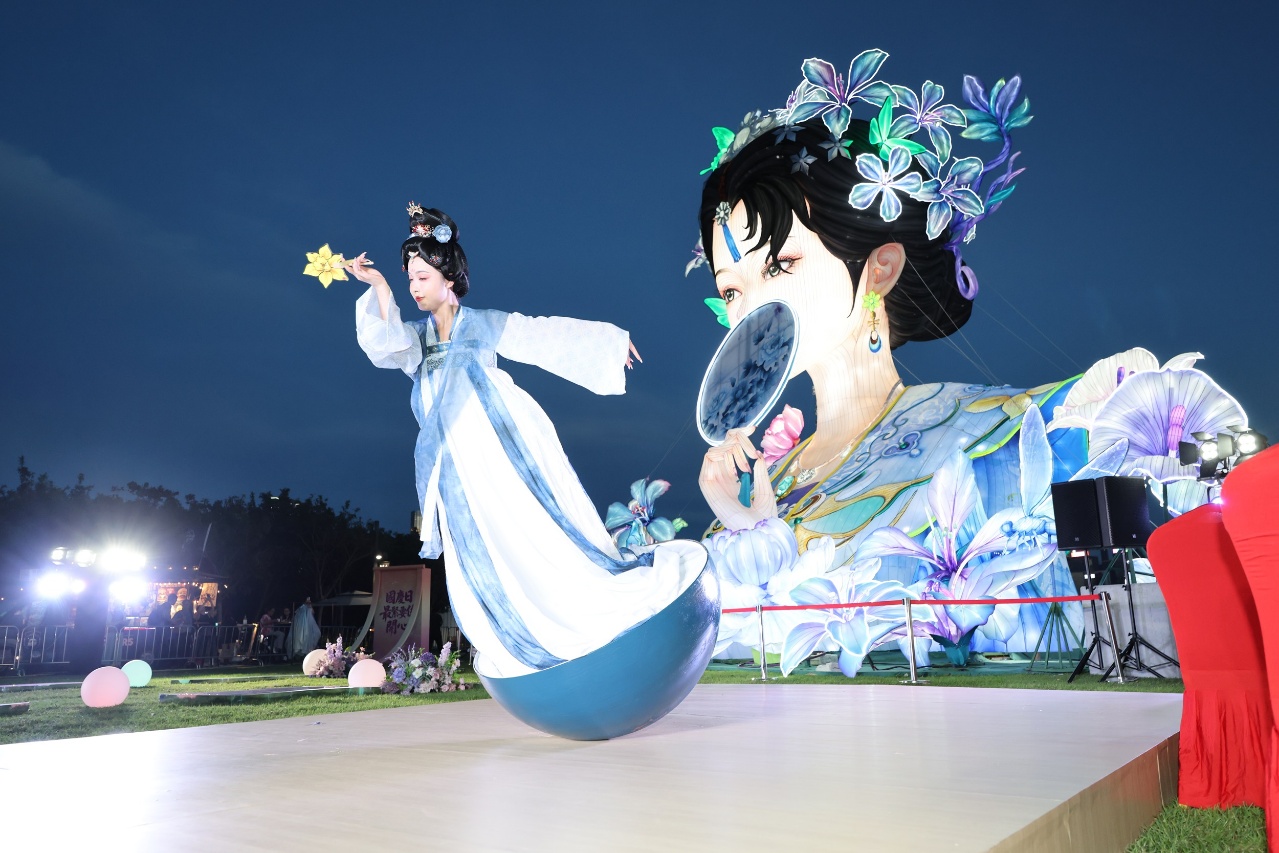 “华服不倒翁”的表演者身着华服，以优雅舞姿在花灯映照下起舞，为观众带来独特的视觉体验。紫荆文化集团供图