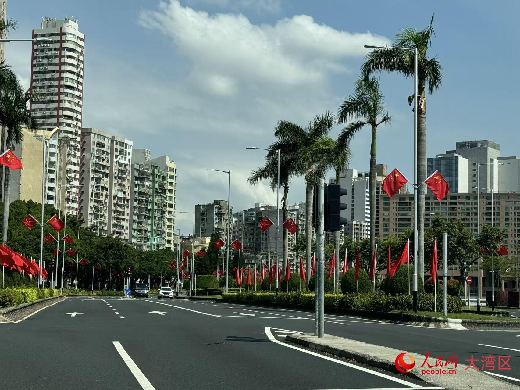 图为国庆日澳门街头国旗招展。人民网记者 富子梅摄