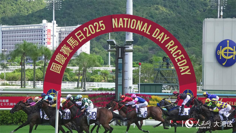 香港“国庆赛马日”赛事上演。人民网 吴宇扬扬 摄