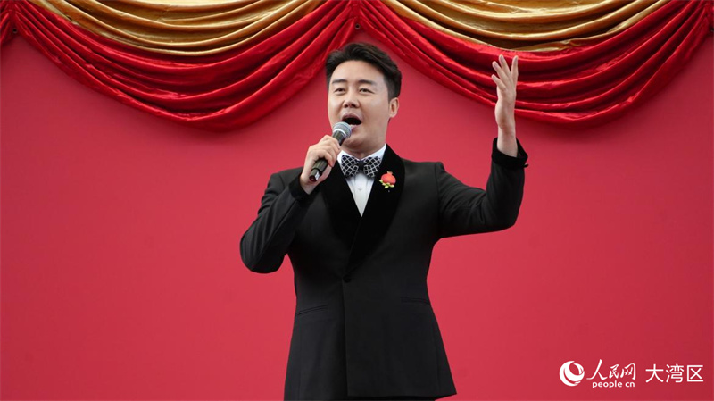 图2.国家男高音歌唱家张英席为开幕式献唱。人民网 吴宇扬扬摄