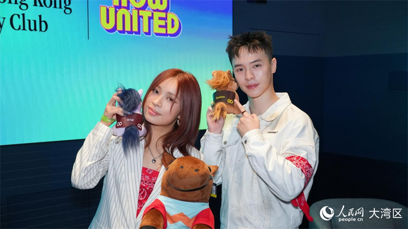 流行音乐组合Now United成员曾家莹、王南钧亮相现场。人民网 吴宇扬扬摄