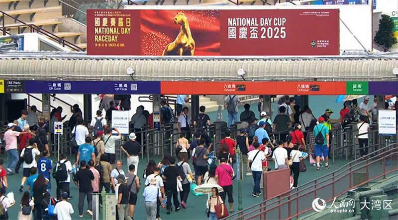 国庆节当日，众多观众赴现场感受节日气氛。人民网 吴宇扬扬摄