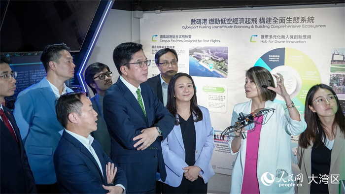 香港特区政府财政司副司长黄伟纶（前排左二）和嘉宾参观展示厅。人民网 吴宇扬扬 摄