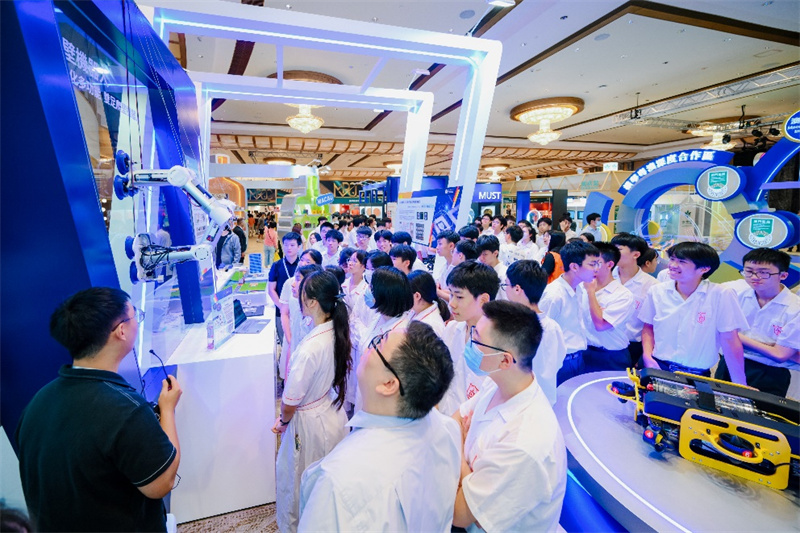 澳门多所中学师生到场参观。主办方供图