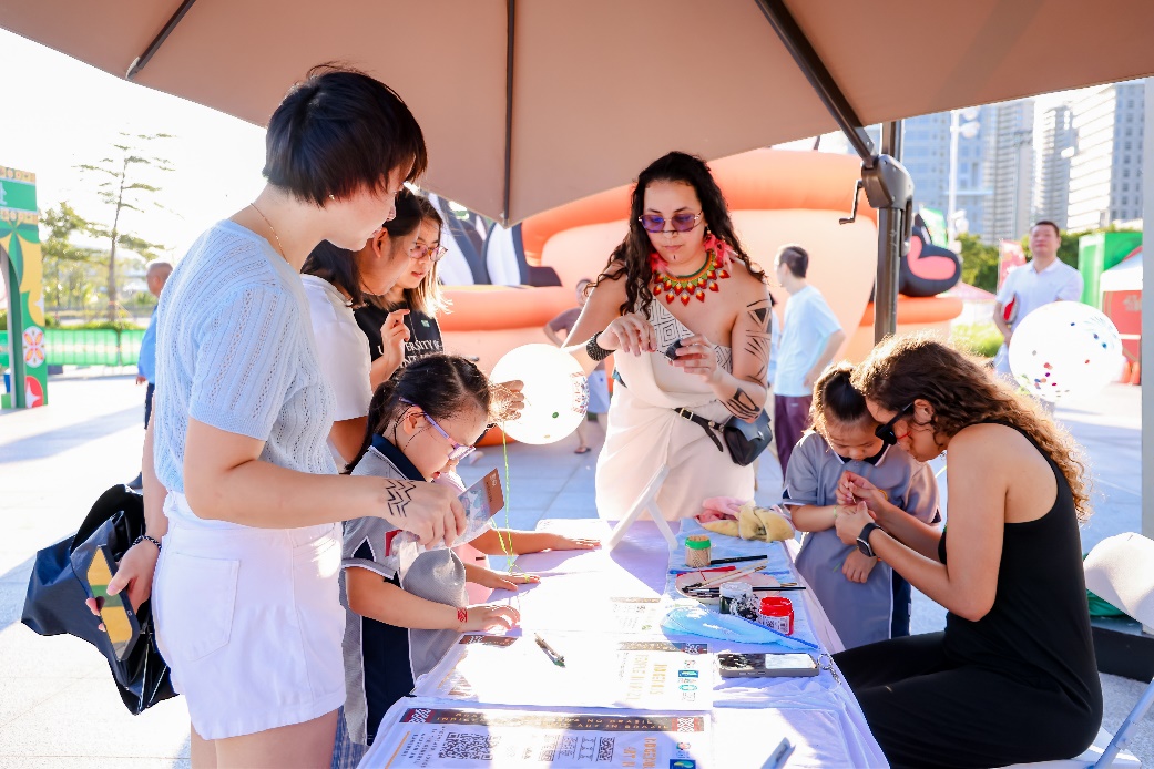 澳门土生葡人导师现场辅导孩子们手绘。主办方供图