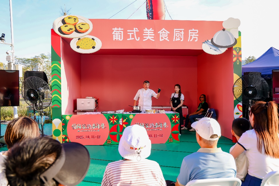 澳门土生葡菜名厨现场展示厨艺。主办方供图