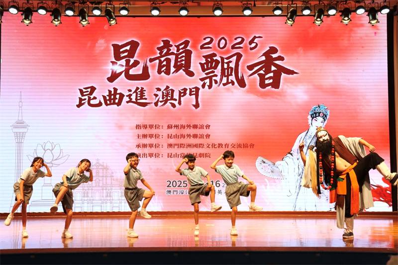 图为昆曲演员认真示范讲解表演动作要领，同学们饶有兴趣地学习昆曲表演动作。主办方供图