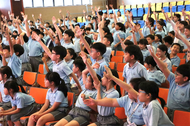 图为活动现场同学们踊跃参与互动，积极学习了解昆曲。主办方供图