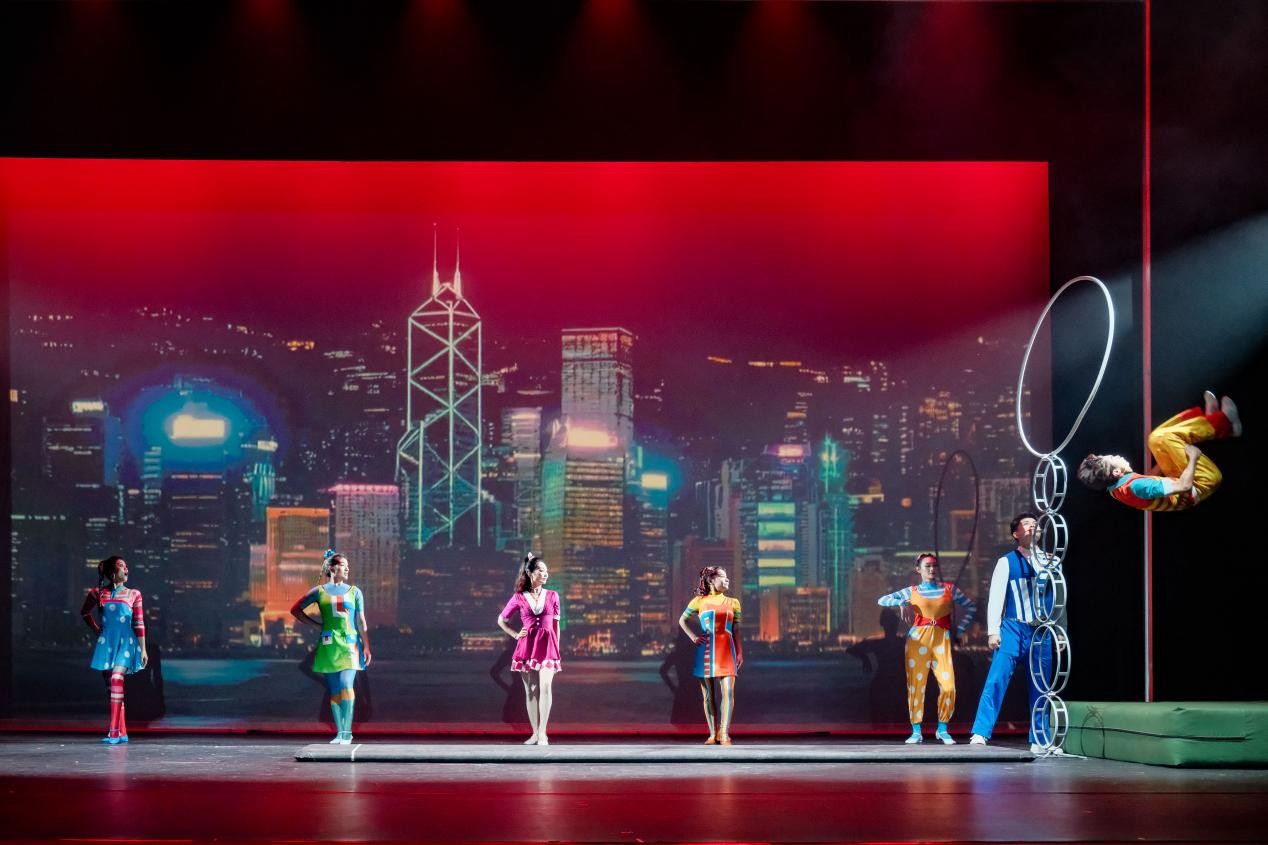 多媒体舞台剧《因为爱》“十周年特别版”在香港上演。演出方供图