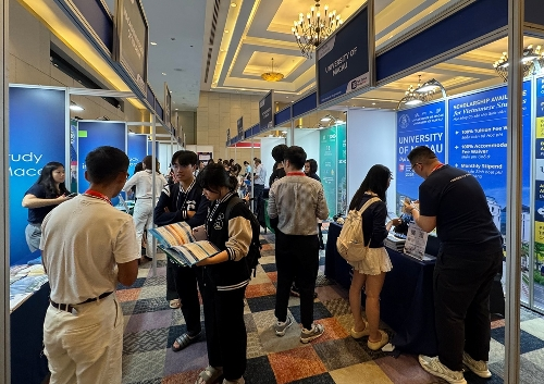 图为澳门高校向越南学生介绍来澳升学情况。澳门特区教青局供图