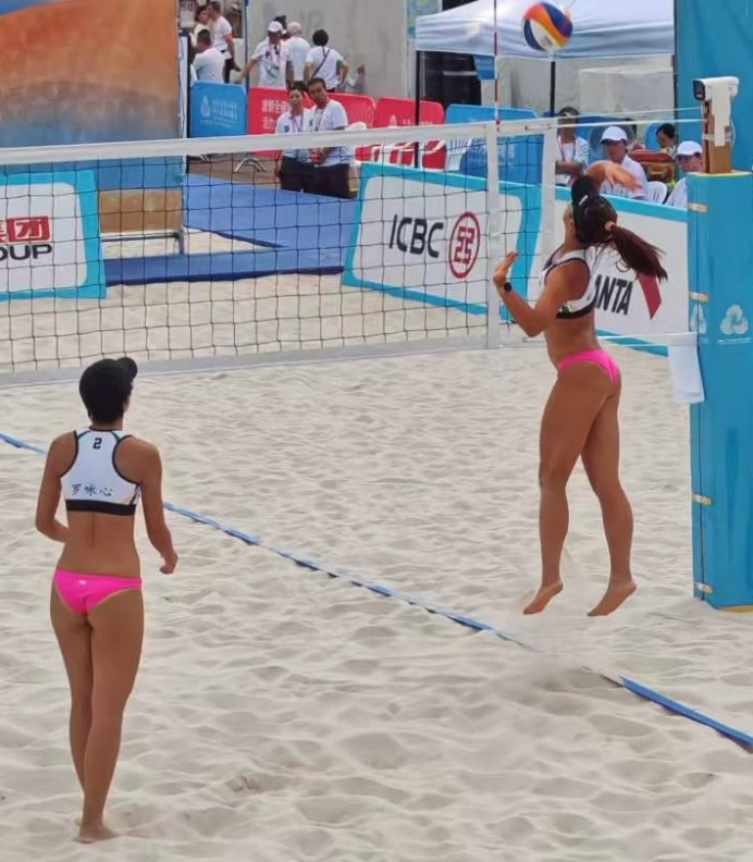 图为梁安盈罗咏心在小组赛中奋力拼搏。澳门特区体育局供图