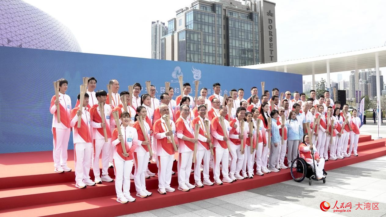 十五运会香港站火炬手合影。人民网 吴宇扬扬摄
