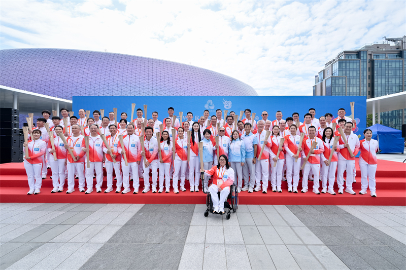 十五运会香港赛区火炬手合照。香港特区政府新闻处供图