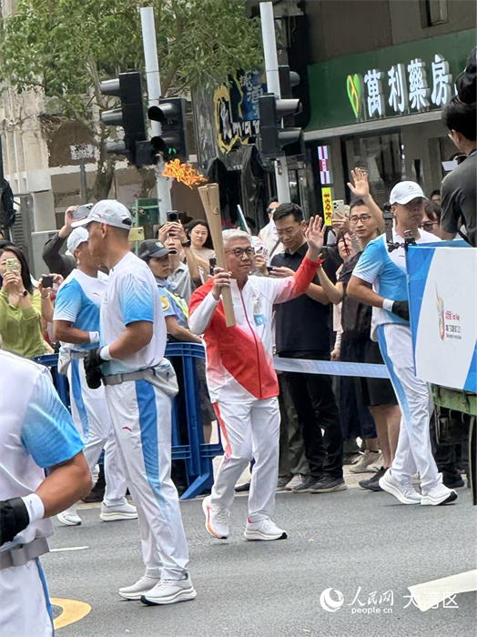图为火炬传递途经澳门多个著名地标，吸引众多澳门市民及旅客沿途观赏。人民网记者 富子梅摄
