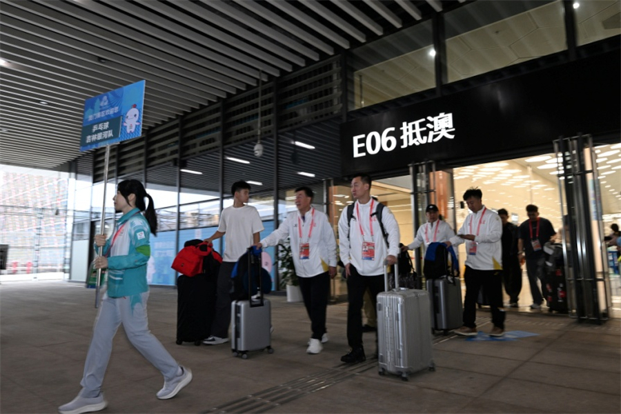 全运会乒乓球项目运动员经横琴口岸抵达澳门。澳门特区政府新闻局供图