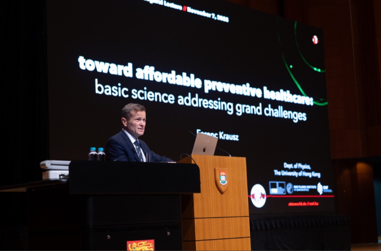 费伦茨·克劳斯教授（Professor Ferenc Krausz）发表演讲。主办方供图