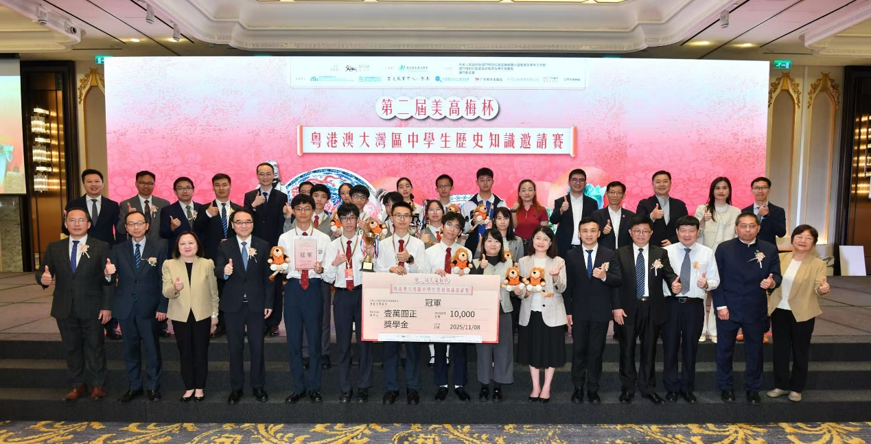 图为获奖同学得到奖学金鼓励。主办方供图