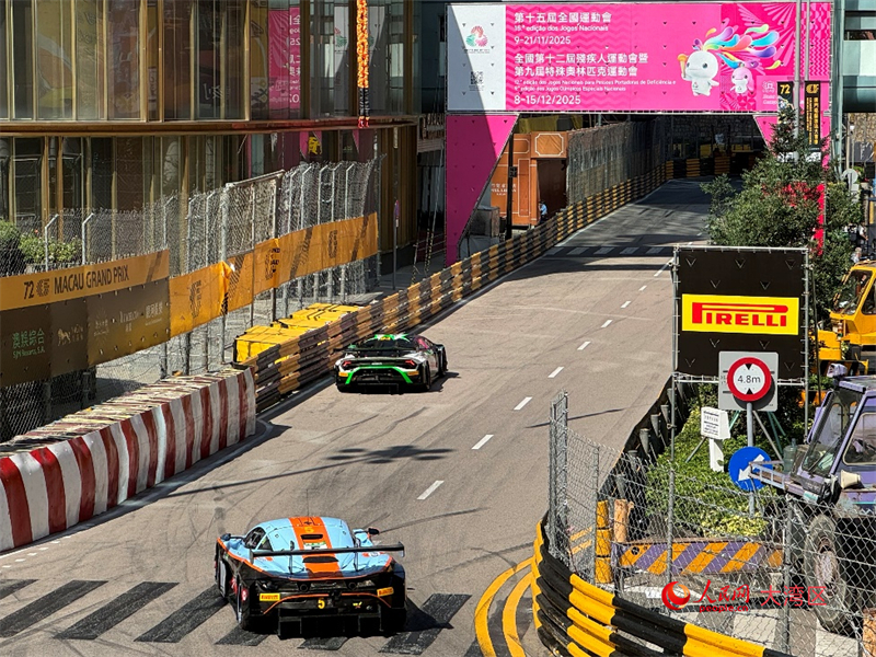 图为澳门大赛车最具看点的“葡京弯”悬挂大幅全运会海报引人注目。人民网记者 富子梅摄