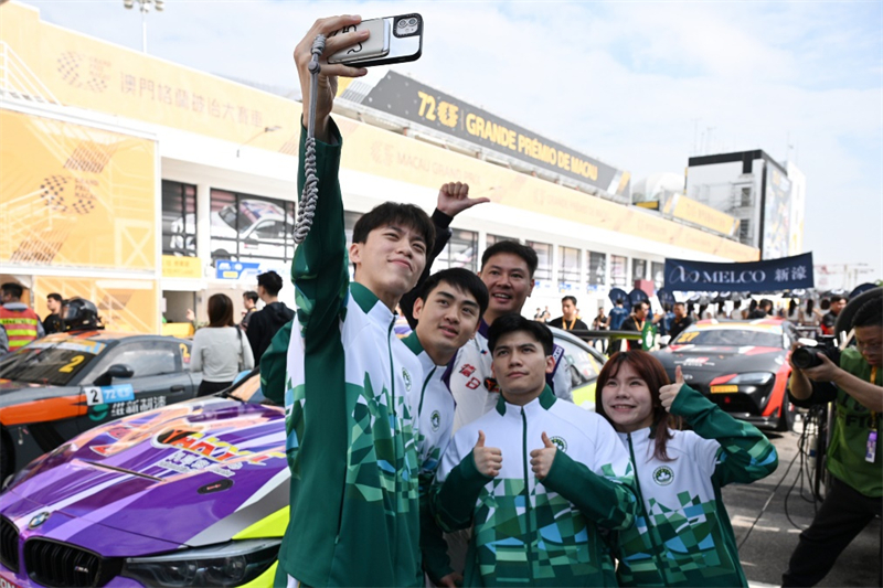 图为澳门全运会参赛运动员与赛车手互动。澳门特区政府新闻局供图