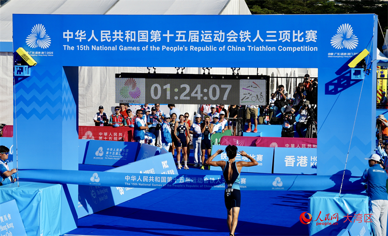 山东队选手张玺瑞冲过终点庆祝。人民网 严小晶摄