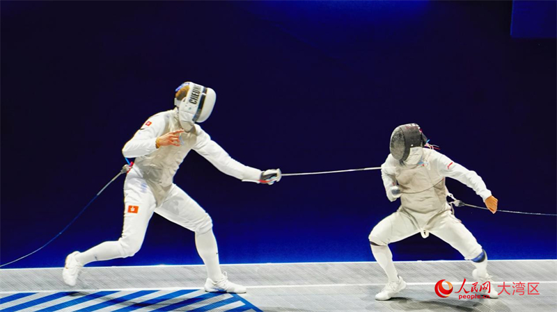 香港选手张家朗（左）与个人选手曾昭然对决。人民网 严小晶摄