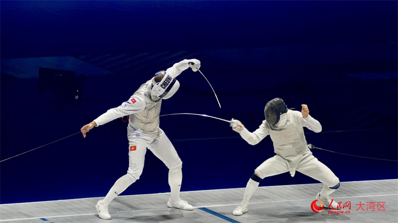 .香港选手张家朗与个人选手曾昭然（右）对决。人民网 严小晶摄