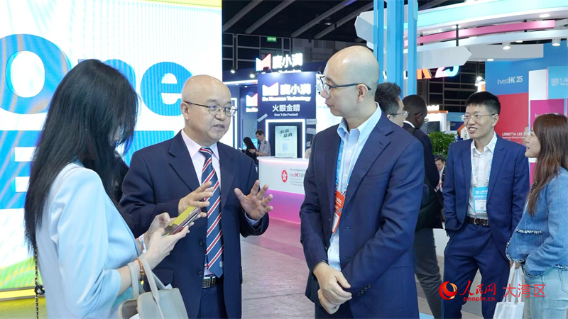 嘉宾参观腾讯展区。人民网 吴宇扬扬摄