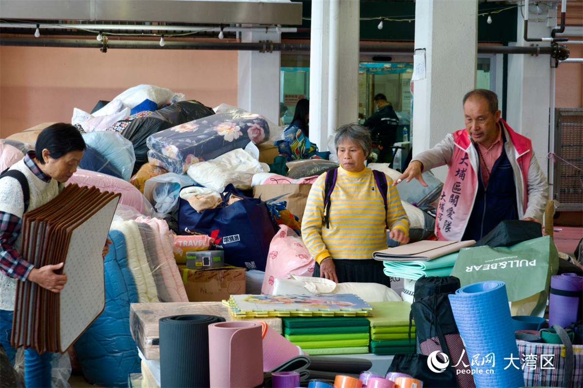 关爱队成员在庇护中心整理捐赠物资。人民网 吴宇扬扬 摄