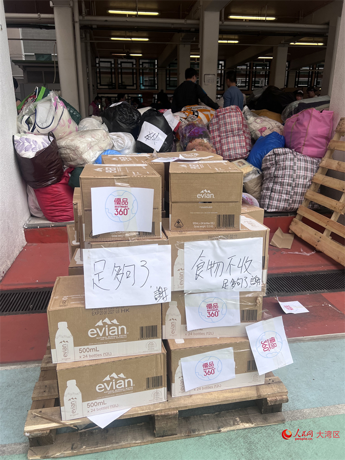 庇护中心内摆放了大量的饮用水、食物及御寒用品。人民网记者 王尧摄