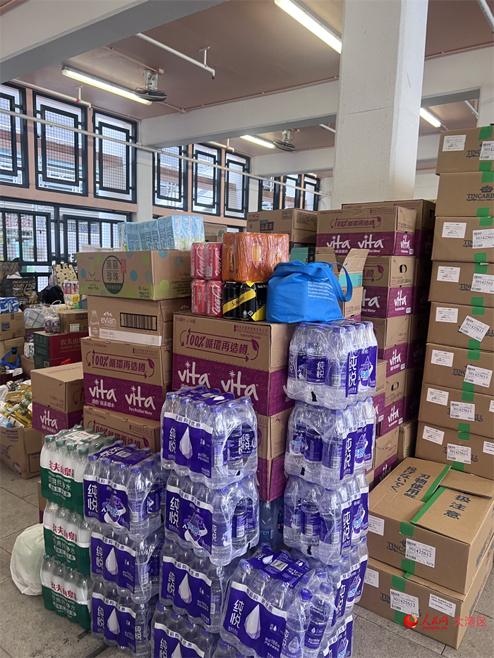 庇护中心内堆满饮用水和食物等物资。人民网记者 王尧摄