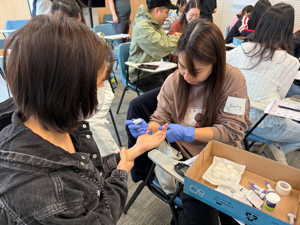 图为学员们学习测量指尖血糖以了解血糖监测的重要性。澳门特区卫生局供图
