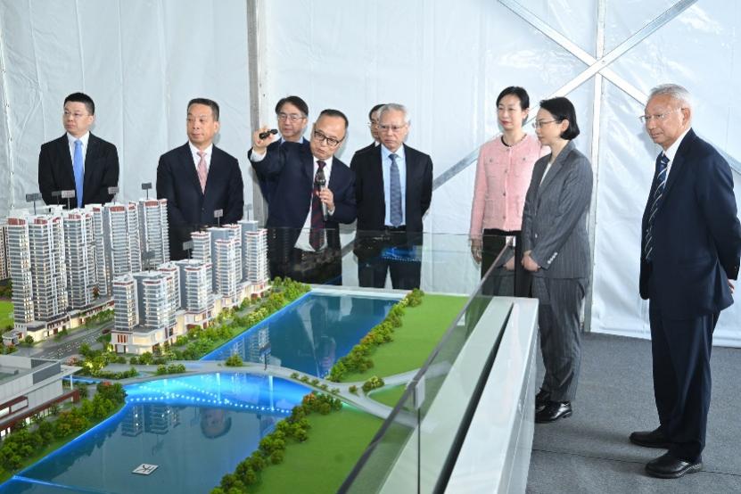 图为宋永华（左四）介绍澳门大学新校区规划蓝图和沙盘展示。澳门大学供图