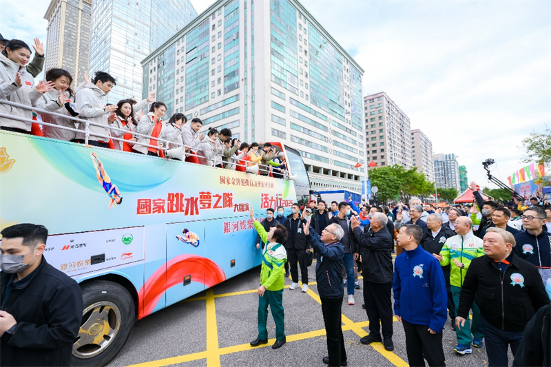 图为金牌运动员们参与澳门“第 42届公益⾦百万⾏”慈善募捐活动。主办方供图