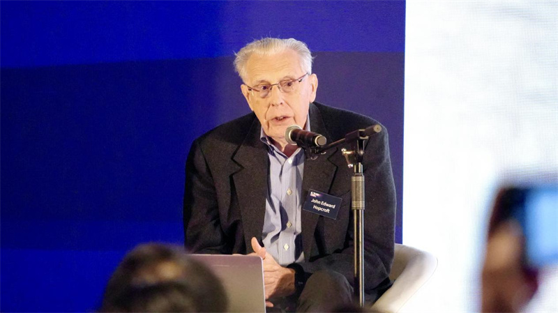 图灵奖得主约翰·霍普克罗夫特现场分享AI与未来的发展洞见。人民网 吴宇扬扬摄