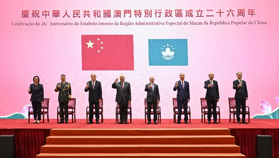 岑浩辉等主礼嘉宾在庆祝澳门特区成立26周年招待酒会上祝酒。（澳门特区政府新闻局供图）