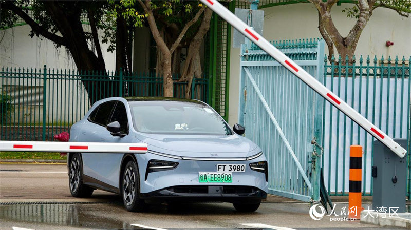 首批“粤车南下”跨境电动车驶入香港大屿山充电站。实习生 张雨洁摄