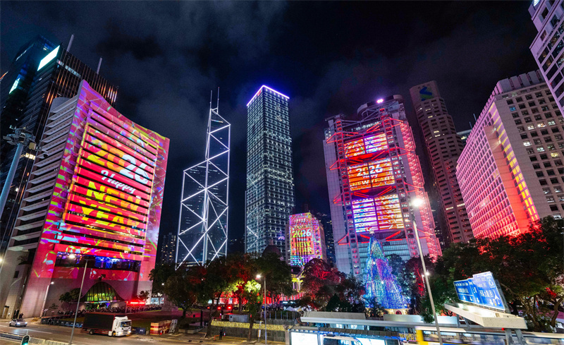 祝福语在楼宇间交替起舞。主办方供图