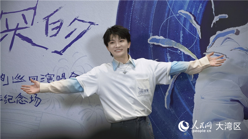 图1.歌手周深在演唱会后接受媒体采访。人民网 吴宇扬扬 摄