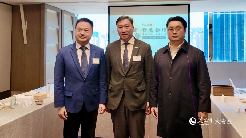 香港投资推广署（创新及科技、生命与健康科学）总裁黄炜卓及与会内地中医药企业代表接受媒体采访。人民网 严小晶摄