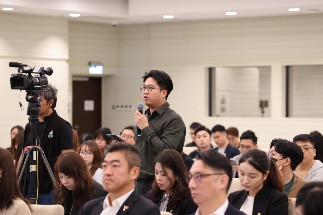 图为公众意见收集会市民踊跃发表意见。（澳门特区经科局供图）