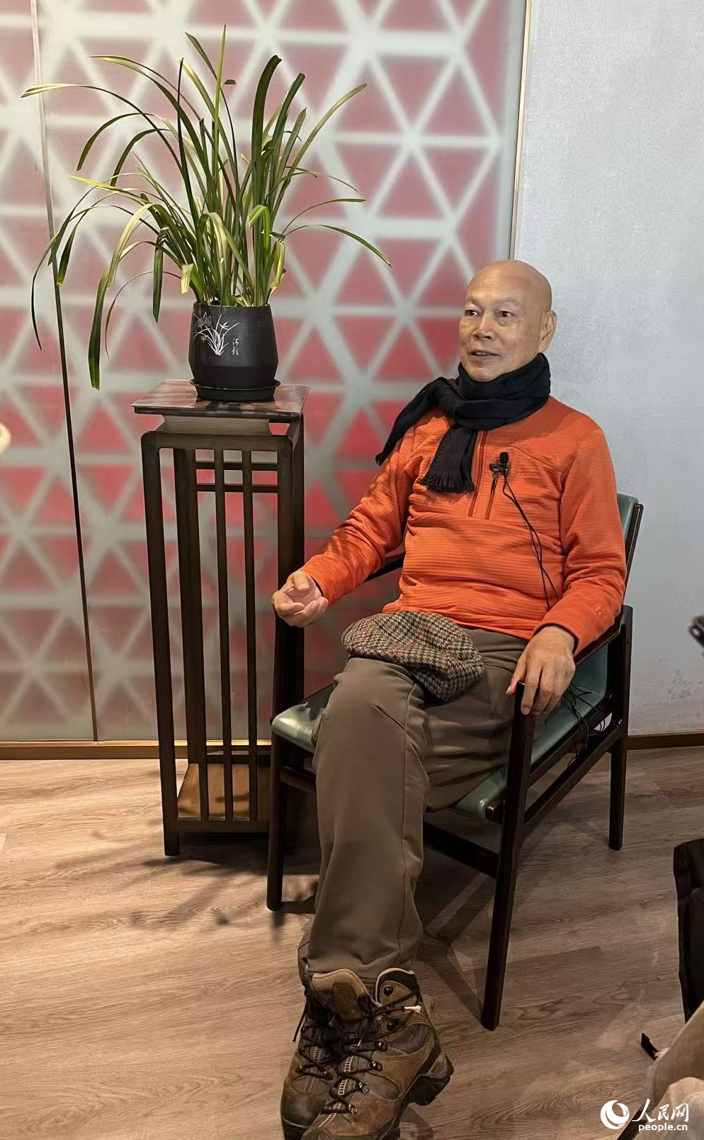 罗家英接受采访。人民网记者 刘叶婷摄