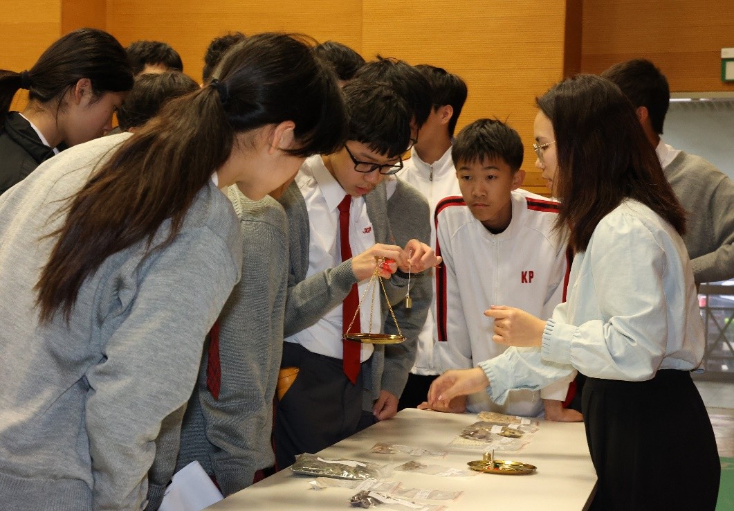 图为同学们学习了解中药调剂。澳门特区药监局供图