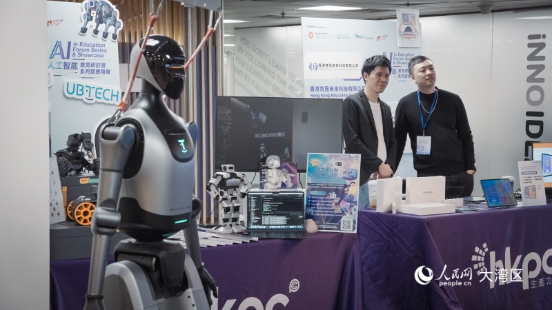 图2.展览现场，参展商带来各类AI赋能教育的应用场景。人民网 吴宇扬扬 摄