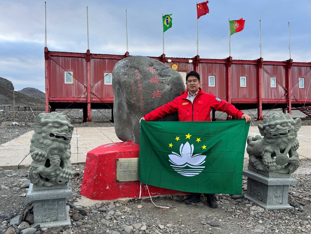 图为何兆国副教授在中国南极长城站。（澳门科技大学供图）
