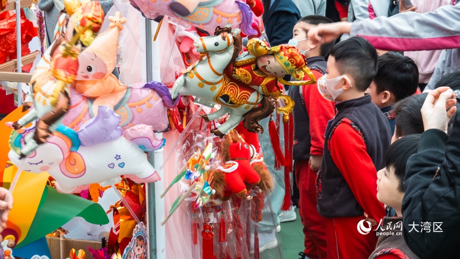 带有马年元素的新年装饰深受小朋友喜爱。人民网 吴宇扬扬摄