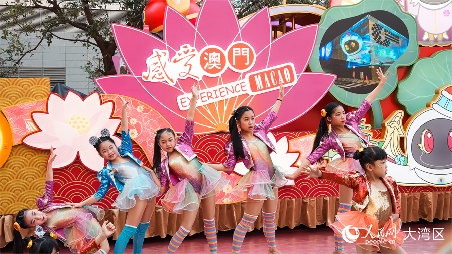 图2.澳门特区政府旅游局花车以“感受澳门”为主题，重点展示美食及世界遗产元素。人民网 吴宇扬扬 摄