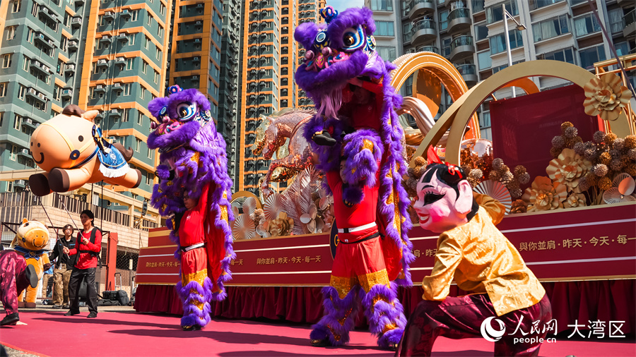 图5.香港赛马会花车带来三匹骏马雕塑，象征马年朝气蓬勃。人民网 吴宇扬扬摄