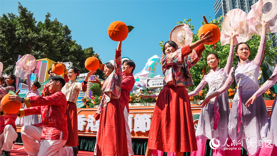 图7.林村许愿广场首次参与花车巡游，宣传香港许愿节。人民网 吴宇扬扬摄