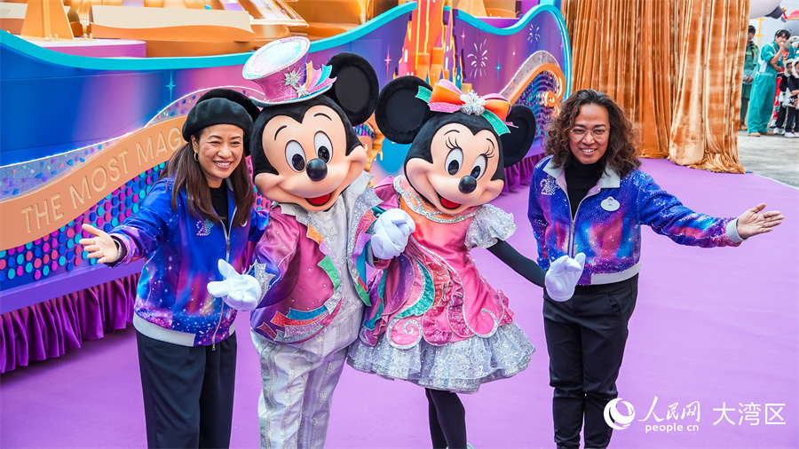 图9.香港迪士尼乐园经典形象将与花车一起，带来喜庆的街头派对。人民网 吴宇扬扬摄