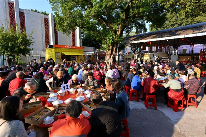 图为“迎新春盆菜宴”汇聚妈阁塘片区的街坊邻里。主办方供图